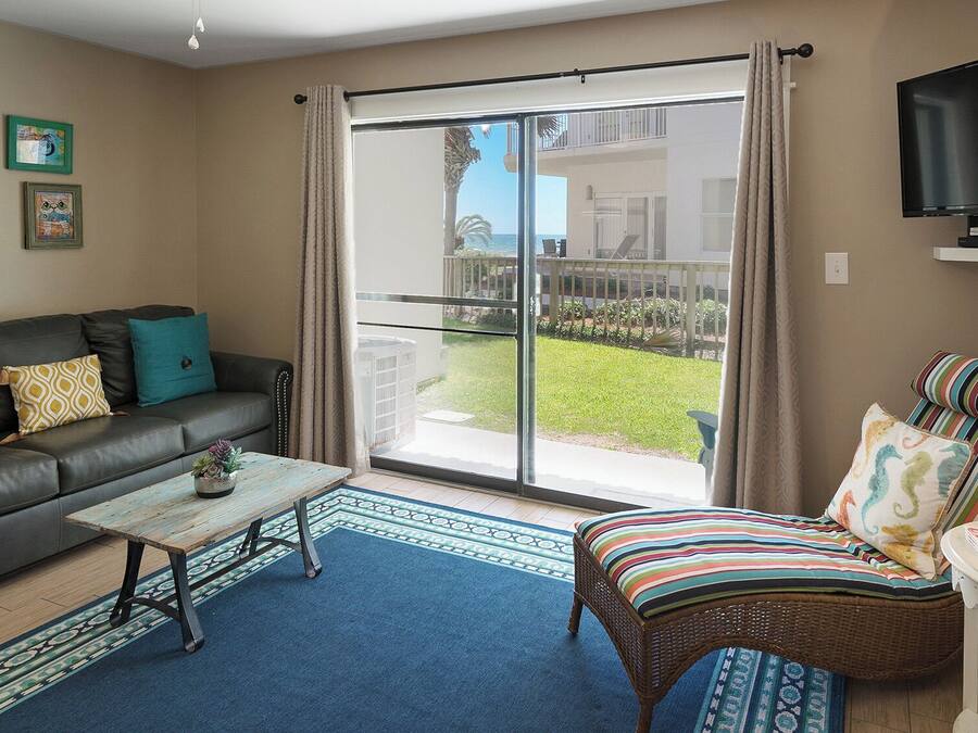 Appartement, meerdere bedden, patio, gedeeltelijk uitzicht op oceaan (Beachside Condo 14) | Woonruimte | Een 42-inch flatscreentelevisie met digitale zenders