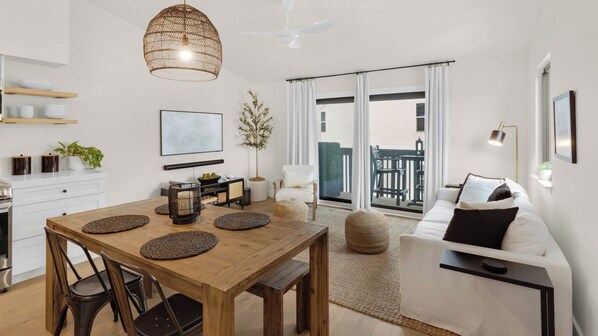 Condo, varias camas, balcón (Beachside Condo 24) | Área de sala de estar | Televisión de pantalla plana de 42 pulgadas con canales digitales 