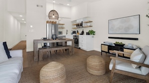 Condo, várias camas, sacada (Beachside Condo 24) | Área de estar | TV de tela plana 42 polegadas com canais digitais