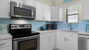 公寓客房, 多張床, 陽台, 海景 (Beachside Condo 11) | 私人廚房 | 咖啡機/沖茶器