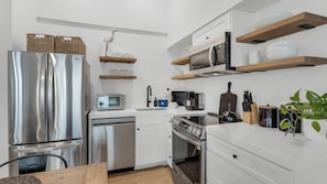 Condo, várias camas, sacada (Beachside Condo 24) | Cozinha privada | Cafeteira/chaleira