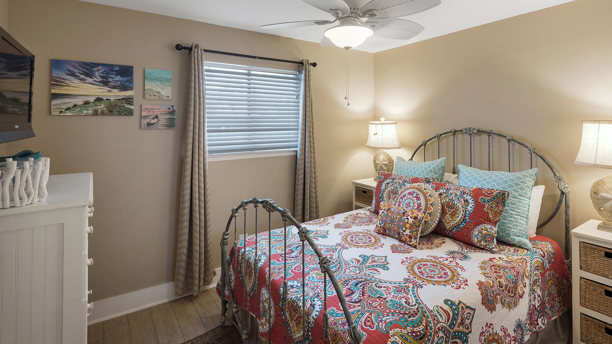 Apartment, Mehrere Betten, Terrasse, eingeschränkter Meerblick (Beachside Condo 14) | 1 Schlafzimmer, individuell dekoriert, individuell eingerichtet