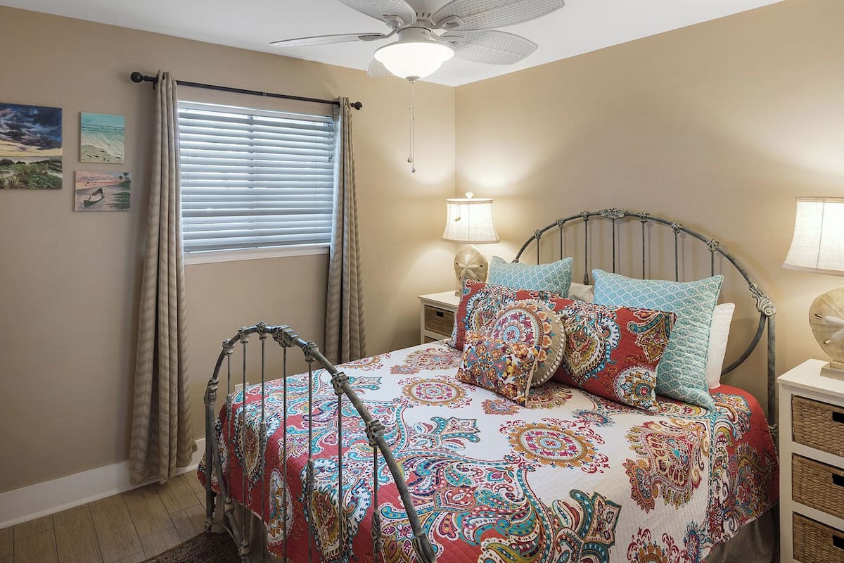 Apartment, Mehrere Betten, Terrasse, eingeschränkter Meerblick (Beachside Condo 14) | 1 Schlafzimmer, individuell dekoriert, individuell eingerichtet