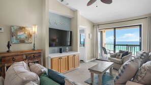 公寓客房, 多張床, 陽台, 海景 (Beachside Condo 11) | 起居區 | 42-吋平面電視,提供數位頻道