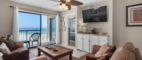 コンドミニアム ベッド (複数台) バルコニー オーシャンビュー (Beachside Condo 6) | リビング エリア | 42 インチの薄型テレビ (デジタル放送視聴可)