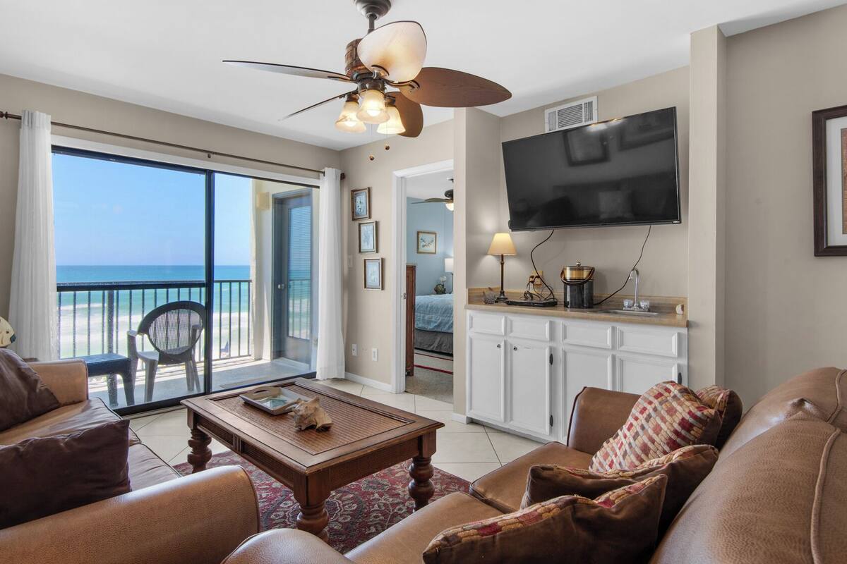 Condo, nhiều giường, ban công, quang cảnh biển (Beachside Condo 6) | Khu phòng khách | TV màn hình phẳng 42-inch có truyền hình kỹ thuật số