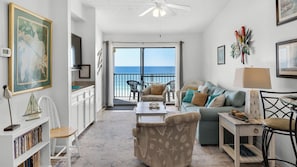 Condo, varias camas, balcón, vista al océano (Beachside Condo 9) | Área de sala de estar | Televisión de pantalla plana de 42 pulgadas con canales digitales