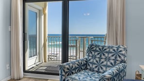 Appart'hôtel, plusieurs lits, balcon, vue océan (Beachside Condo 5) | Coin séjour | Télévision à écran plat de 42 pouces avec chaînes numériques