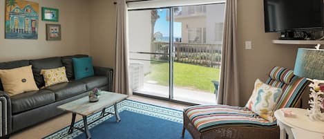 Lejlighed - flere senge - terrasse - delvis havudsigt (Beachside Condo 14) | Opholdsområde | 42-tommers fladskærms-tv med digitale kanaler