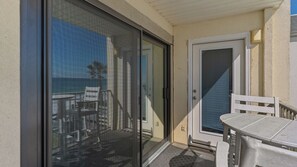 Daire, Birden Çok Yatak, Balkon, Okyanus Manzaralı (Beachside Condo 5) | Açık havada yemek servisi