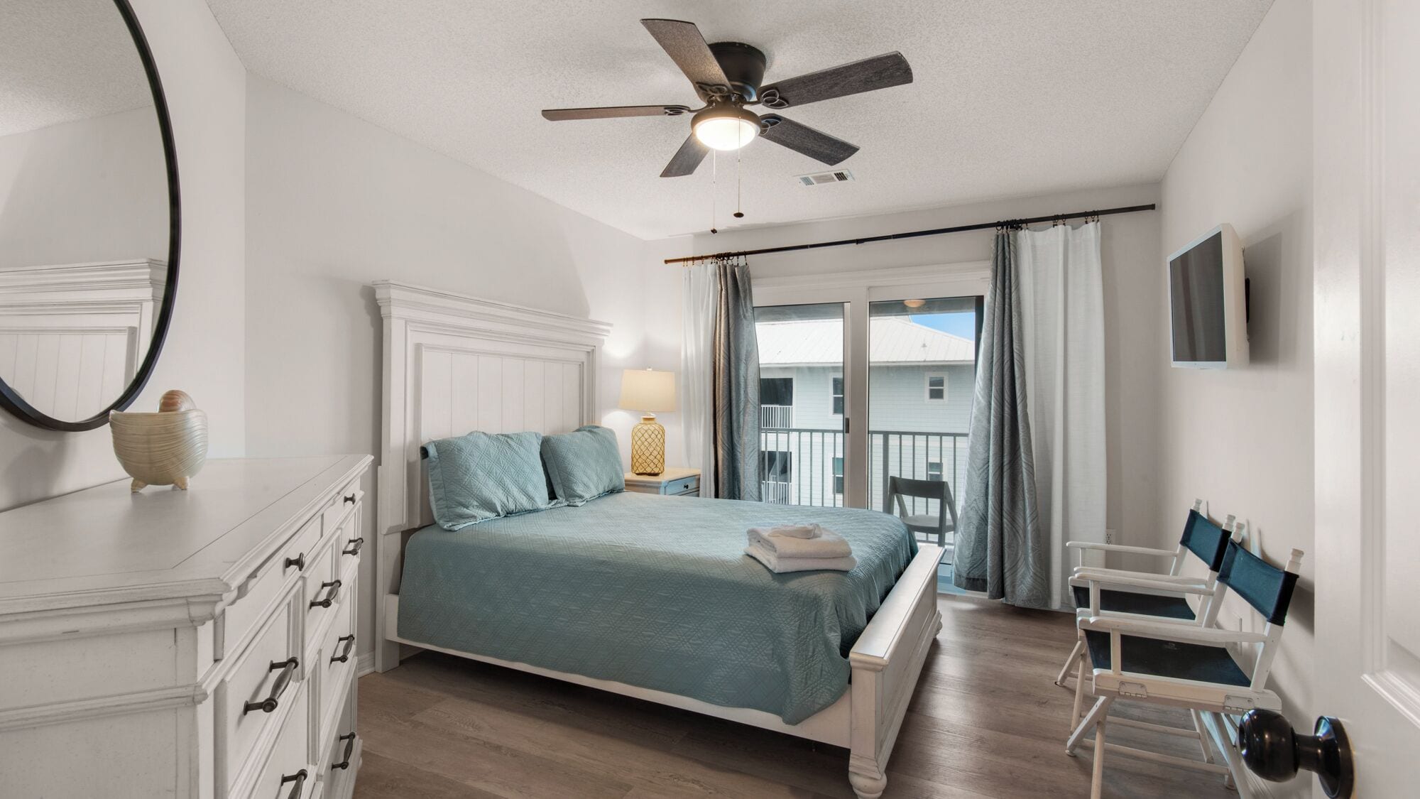 コンドミニアム ベッド (複数台) バルコニー ガーデンビュー (Beachside Villas 232) | 2 室のベッドルーム、客室ごとに異なる装飾、客室ごとに異なるインテリア、ベッドシーツ