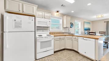 Condo, Multiple Beds, Patio, Ocean View (Beachside Villas 623) | Private kitchen