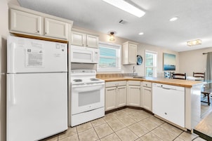 Condo, Berbilang Katil, Patio, Ocean View (Beachside Villas 623) | Dapur peribadi