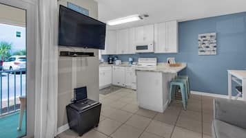 Condo, Multiple Beds, Patio, Garden View (Beachside Villas 513) | Private kitchen