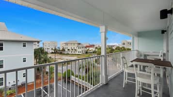 Condo, varias camas, balcón, vista al jardín (Beachside Villas 232) | Restaurante al aire libre