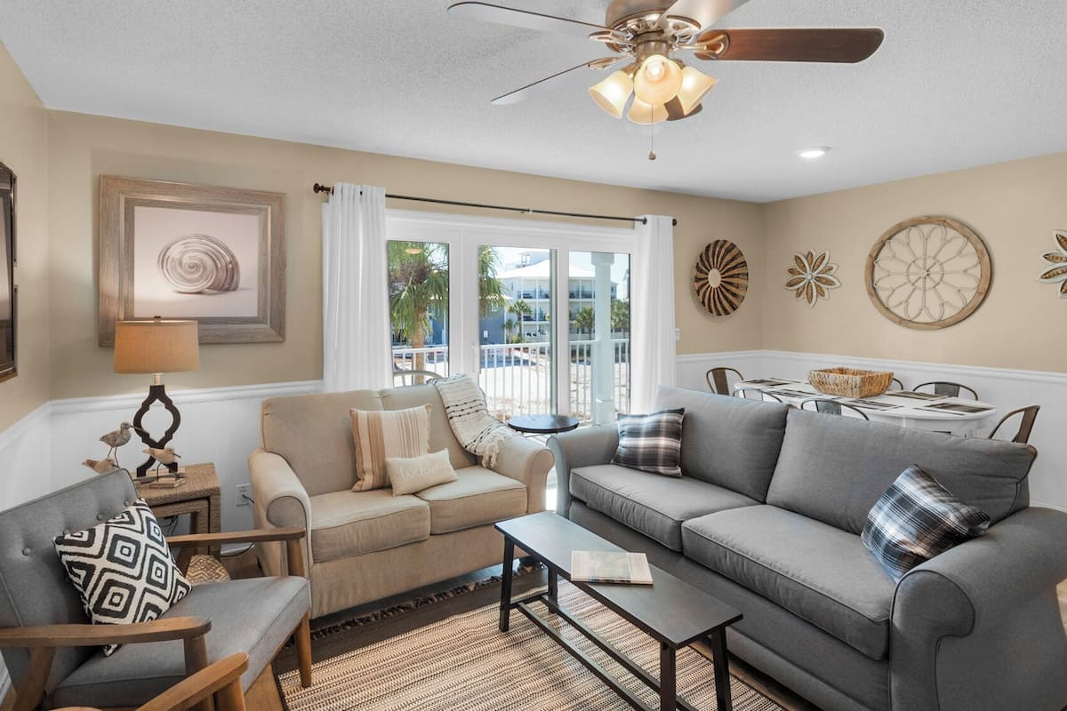 Appartement, meerdere bedden, balkon, uitzicht op zwembad (Beachside Villas 1122) | Woonruimte | Een 42-inch flatscreentelevisie met digitale zenders