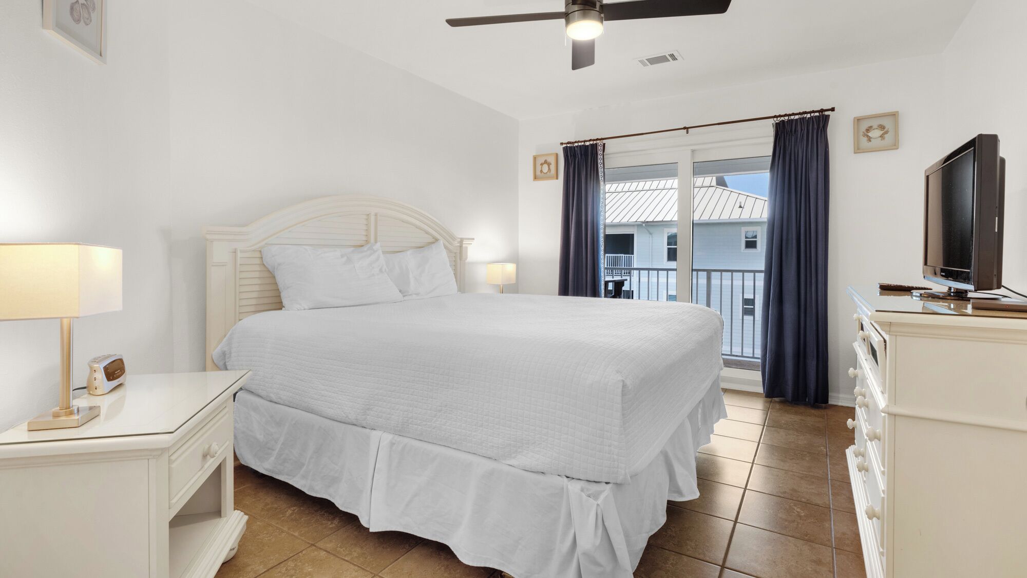 コンドミニアム   ベッド (複数台) バルコニー ガーデンビュー (Beachside Villas 132) | 2 室のベッドルーム、客室ごとに異なる装飾、客室ごとに異なるインテリア、ベッドシーツ