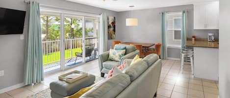 Appart'hôtel, plusieurs lits, cuisine, vue jardin (Beachside Villas 411) | Coin séjour