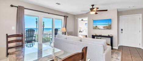 Apartment, Mehrere Betten, Terrasse, Meerblick (Beachside Villas 623) | Wohnbereich | 42-Zoll-Flachbildfernseher mit Digitalempfang