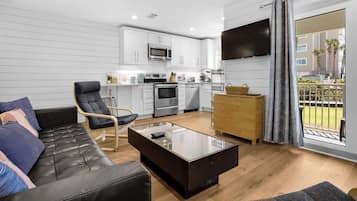 Leilighet, flere senger, terrasse, havutsikt (Beachside Villas 612) | Oppholdsområde | En 42-tommers Flatskjerm-TV med digitale kanaler