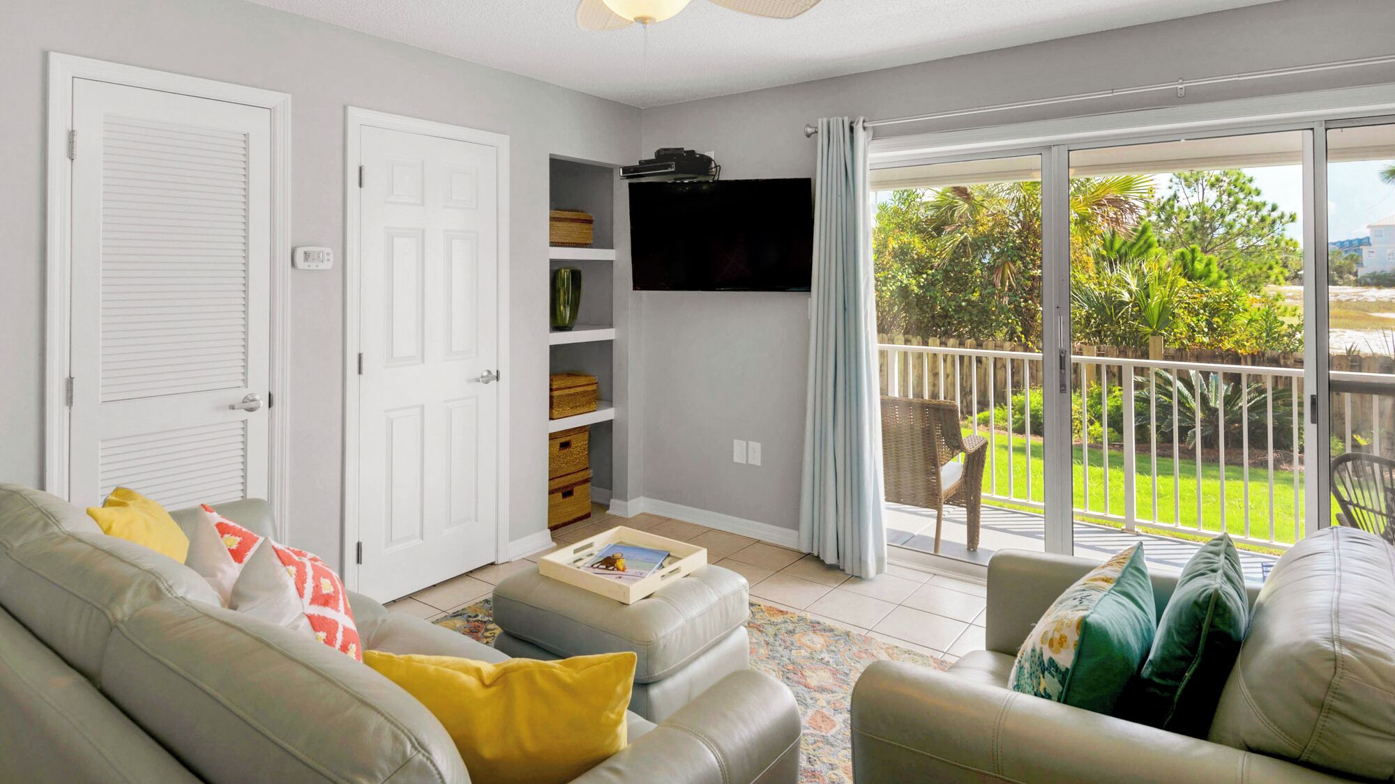 Condo, várias camas, cozinha, vista para o jardim (Beachside Villas 411) | Área de estar | TV de tela plana 42 polegadas com canais digitais