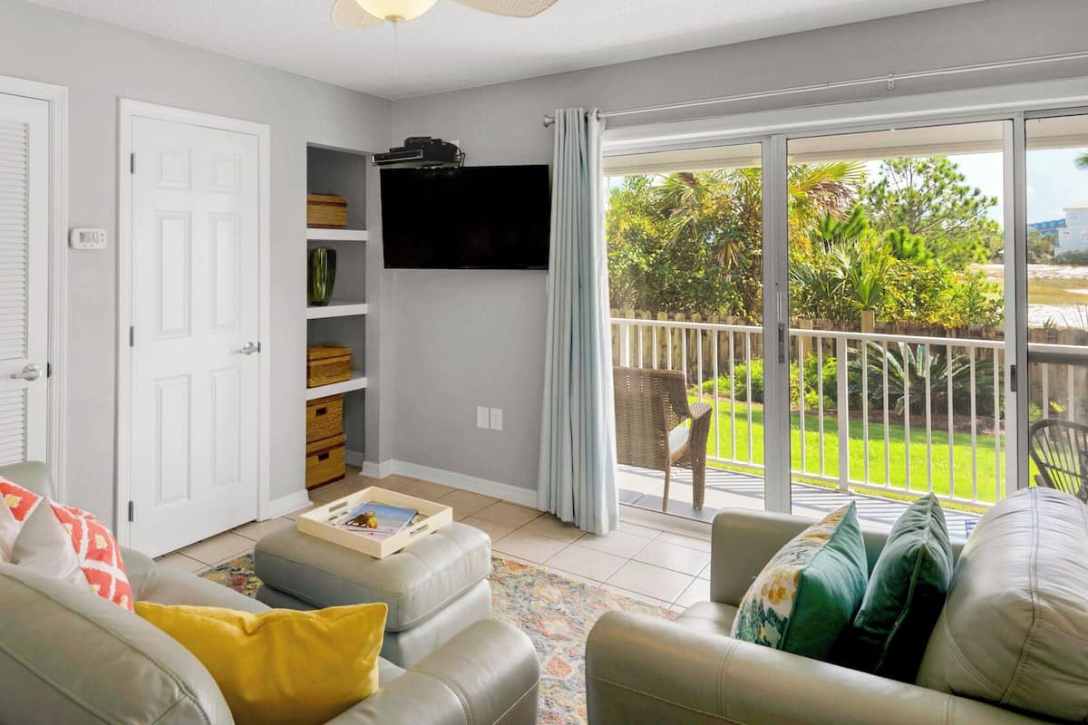 Condo, várias camas, cozinha, vista para o jardim (Beachside Villas 411) | Área de estar | TV de tela plana 42 polegadas com canais digitais