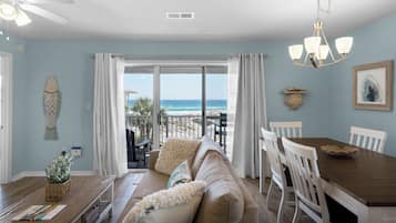 Lägenhet - flera sängar - uteplats - havsutsikt (Beachside Villas 531) | Vardagsrum | 42-tums platt-tv med digitalkanaler