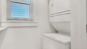 Appart'hôtel, plusieurs lits, balcon, vue océan (Beachside Villas 1133) | Blanchisserie