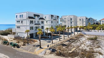 Condo, varias camas, patio, vista al océano (Beachside Villas 531) | Exterior