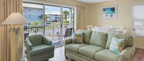 Apartamento, varias camas, patio, vistas a la piscina (Beachside Villas 921) | Zona de estar | Televisión de pantalla plana de 42 pulgadas con canales digitales