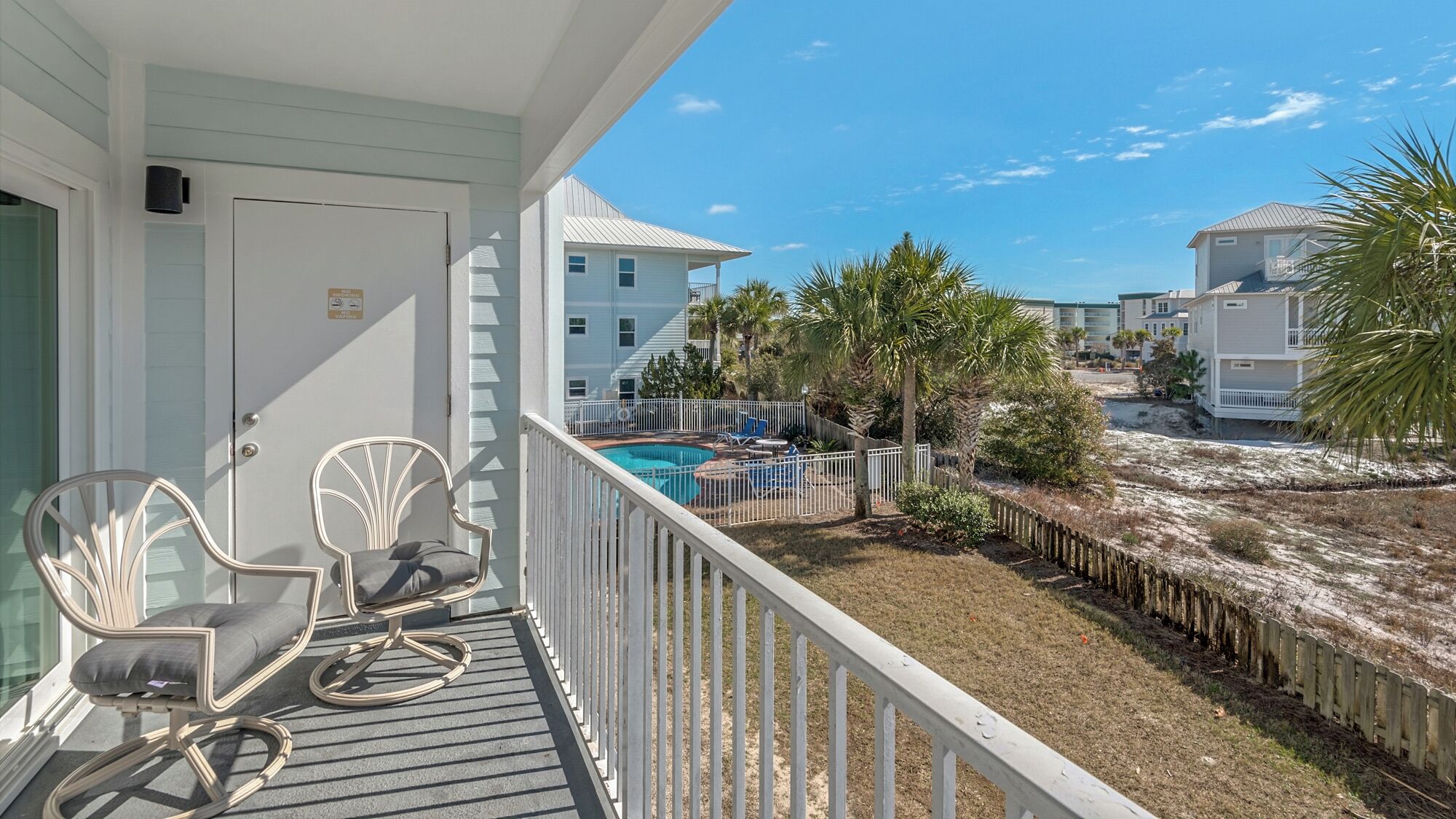 Apartamento, varias camas, balcón, vistas a la piscina (Beachside Villas 1122) | Vistas desde la habitación