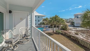 Apartamento, varias camas, balcón, vistas a la piscina (Beachside Villas 1122) | Vistas desde la habitación