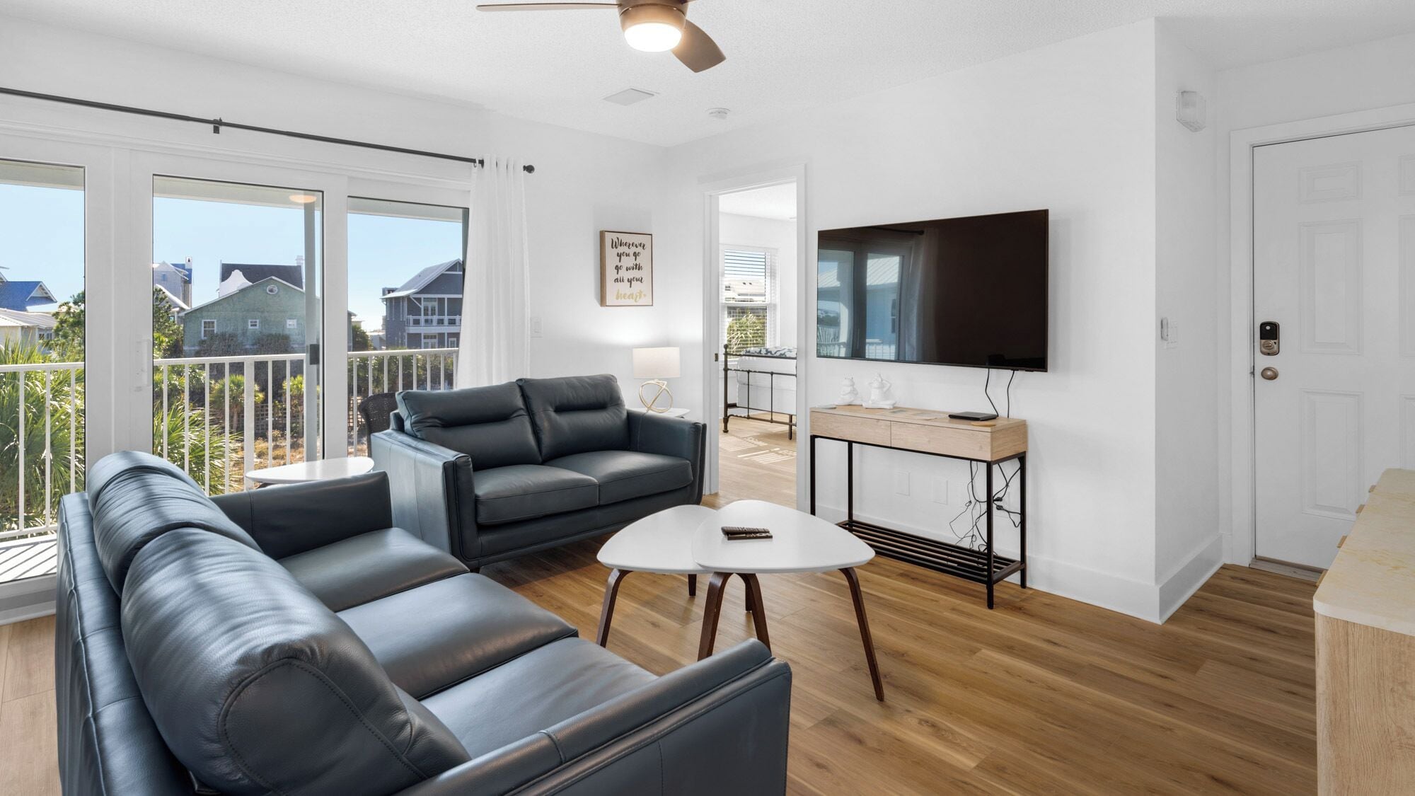 Appartamento, letti multipli, balcone, vista oceano (Beachside Villas 1133) | Area soggiorno | TV a schermo piatto 42 pollici con canali digitali