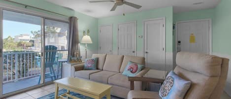 Condo, varias camas, patio, vista al jardín (Beachside Villas 714) | Área de sala de estar | Televisión de pantalla plana de 42 pulgadas con canales digitales