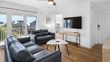 Leilighet, flere senger, balkong, havutsikt (Beachside Villas 1133) | Oppholdsområde | En 42-tommers Flatskjerm-TV med digitale kanaler