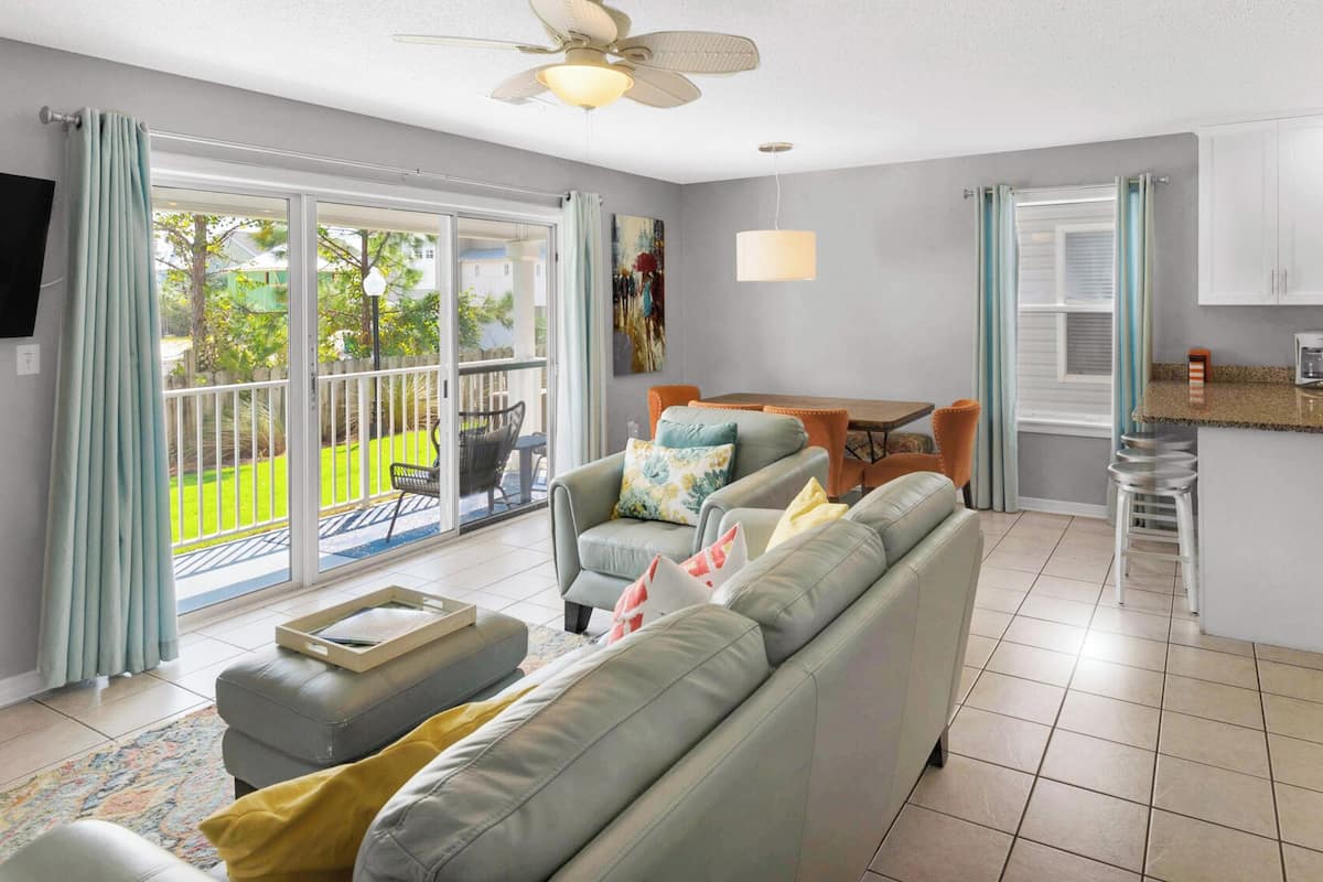 Appartement, meerdere bedden, patio, uitzicht op tuin (Beachside Villas 411) | Woonruimte | Een 42-inch flatscreentelevisie met digitale zenders