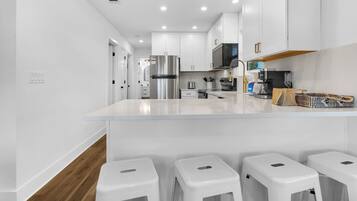 Leilighet, flere senger, balkong, havutsikt (Beachside Villas 1133) | Eget kjøkken