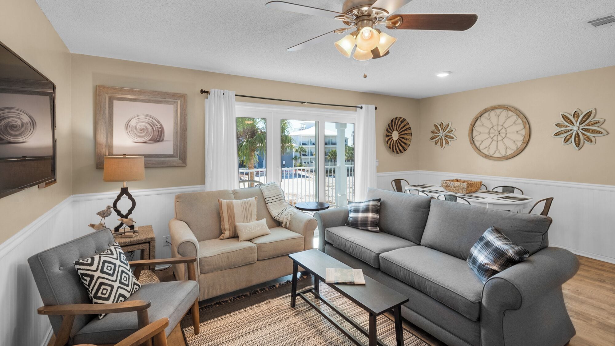 Appartement, Meerdere bedden, balkon, uitzicht op zwembad (Beachside Villas 1122) | Woonruimte | Een 42-inch flatscreentelevisie met digitale zenders