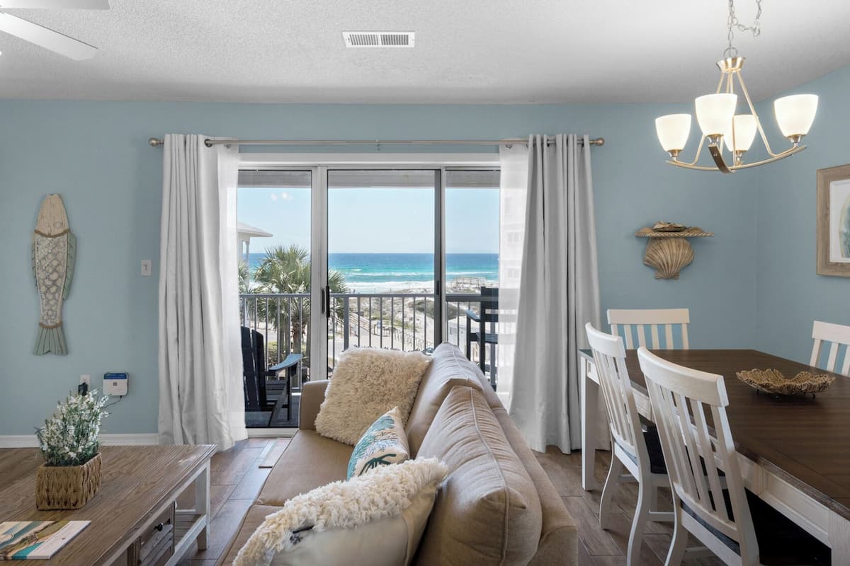 Appartement, meerdere bedden, patio, uitzicht op oceaan (Beachside Villas 531) | Woonruimte | Een 42-inch flatscreentelevisie met digitale zenders