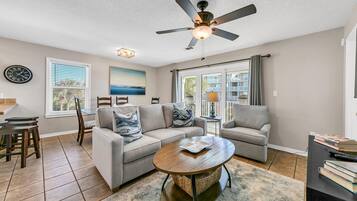 Apartment, Mehrere Betten, Terrasse, Meerblick (Beachside Villas 623) | Wohnbereich | 42-Zoll-Flachbildfernseher mit Digitalempfang