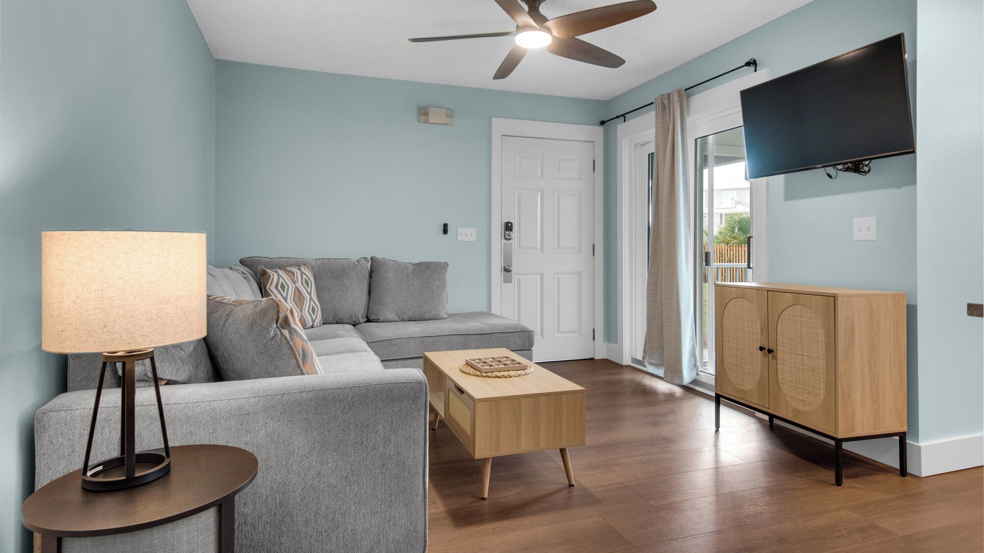 Apartment, Mehrere Betten, Terrasse, Gartenblick (Beachside Villas 1013) | Wohnbereich