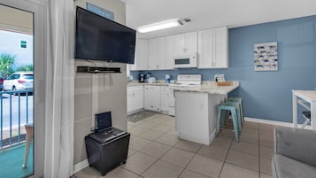 Condo, Multiple Beds, Patio, Garden View (Beachside Villas 513) | Private kitchen
