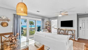 Apartment, Mehrere Betten, Terrasse, Meerblick (Beachside Villas 623) | Wohnbereich