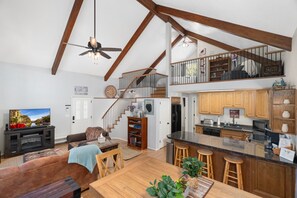 Smart-TV, Kamin, Bücher