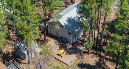 Dog-friendly, rustic chalet w/loft close to Fools Hollow Lake/outdoor adventures