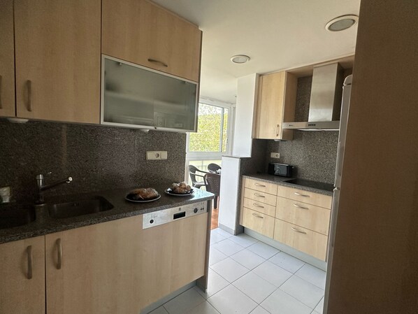 Fridge, microwave, oven, stovetop - Ideal Apartment in the Center of Roses – INMO ASESORÍA EL AKEL (Roses)