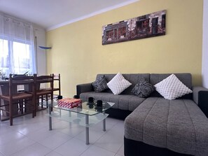 TV, books - Ideal Apartment in the Center of Roses – INMO ASESORÍA EL AKEL (Roses)