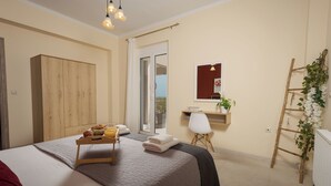 2 bedrooms, iron/ironing board, WiFi (free), bed sheets - NeSo - Peter’s Flat steps to Beach w. Great Views (GQQH+8PH Kolymvari, Greece)