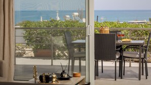Outdoor dining - NeSo - Peter’s Flat steps to Beach w. Great Views (GQQH+8PH Kolymvari, Greece)