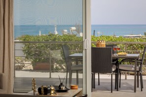 Outdoor dining - NeSo - Peter’s Flat steps to Beach w. Great Views (GQQH+8PH Kolymvari, Greece)